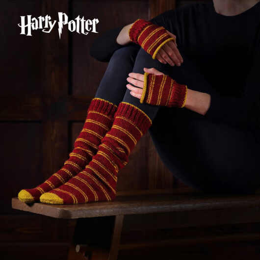 Eaglemoss Harry Potter Gryffindor Mittens & Slouch Socks Knit Kit